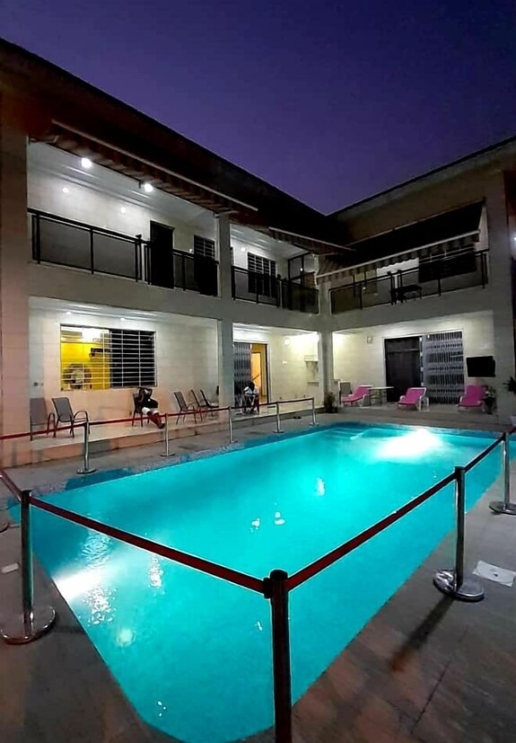 La piscine le soir